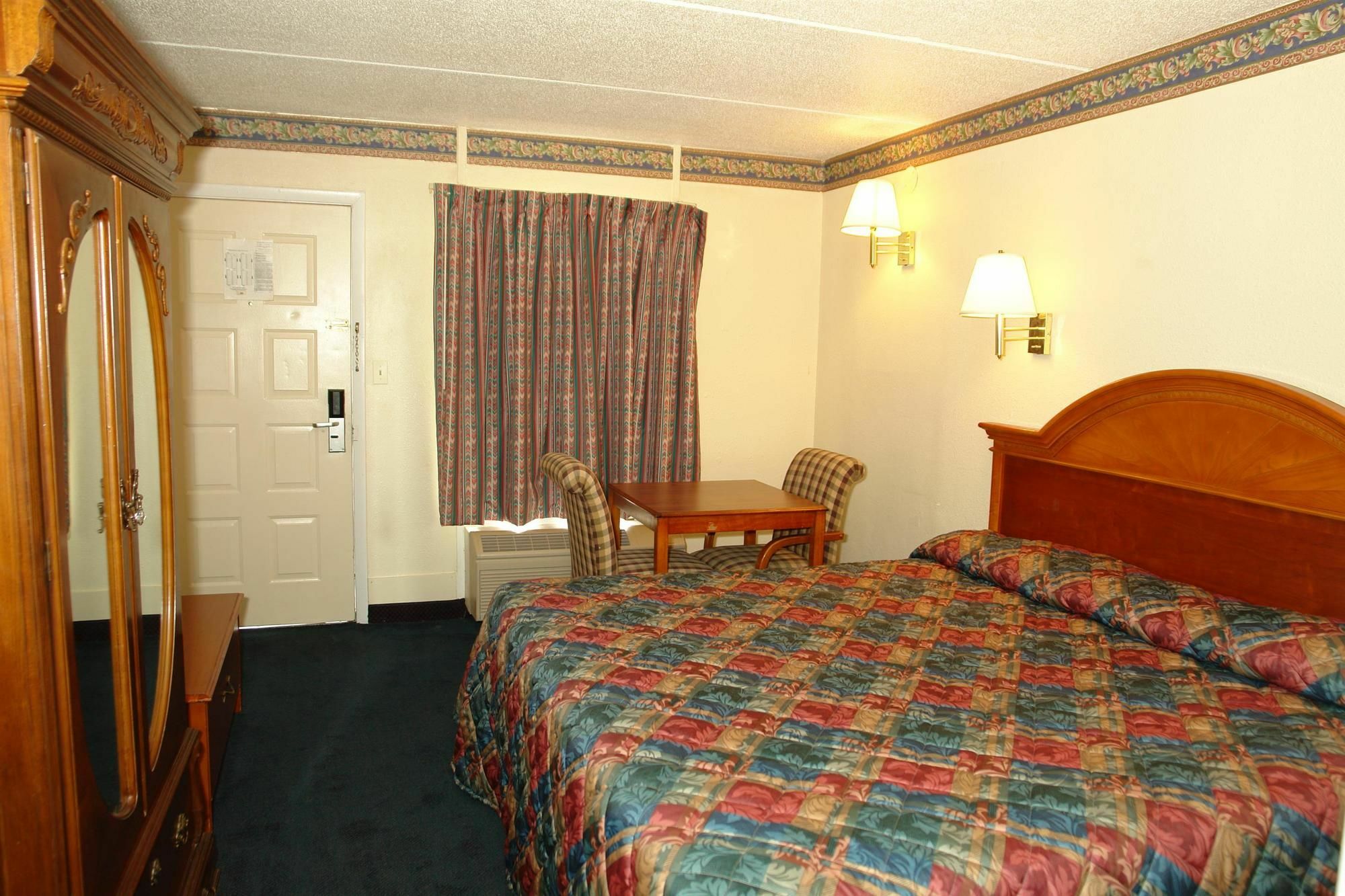 Days By Wyndham Knoxville North 2*